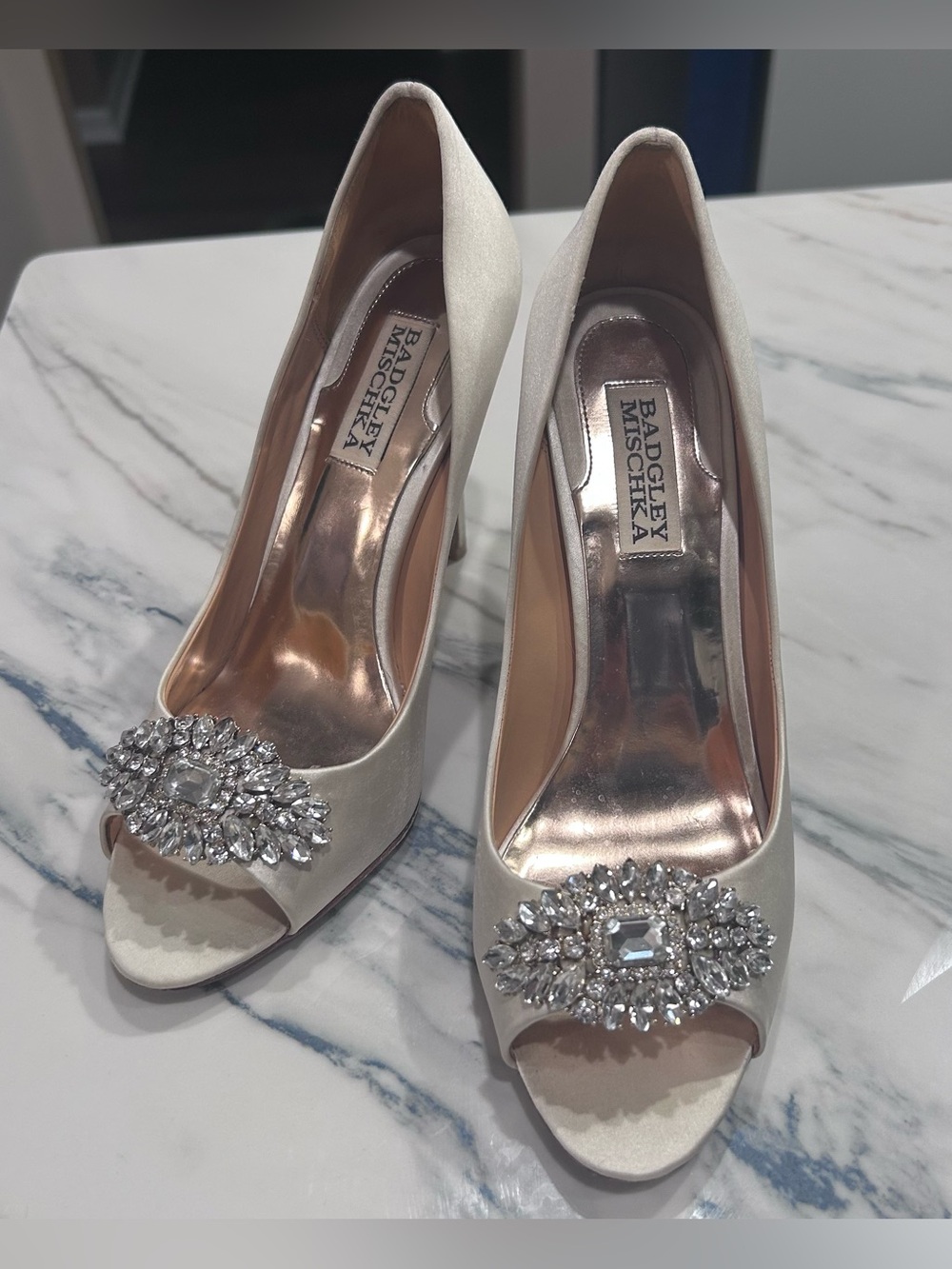 Badgley Mischka Size 7.5 Ivory Satin Stiletto High Heel Leather Rhinestone Pumps